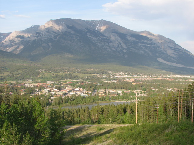 I stayed overnight in Canmore (it's cheaper). This is the view of Canmore from the Canmore Nordic Centre Provincial Park. To the right the valley goes back south to Calgary.