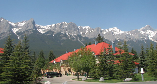 The next day (June 3, 2007). Nice little houses in Banff. You can only live in Banff (which is in the national park) if you work there.