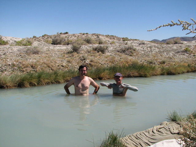 img_8913.jpg: A bit further away along the ditch, the water is warm and muddy. Testing it together with a French couple who was camped there.