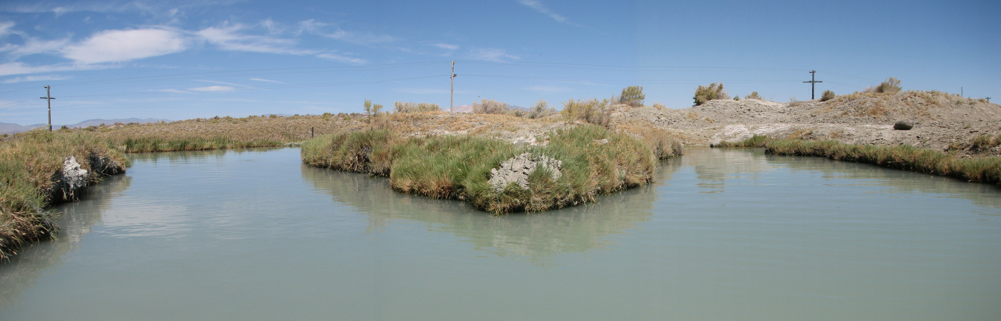 img_8932_pano.jpg: The fork in the hot springs, the right is the hot one. Note the mud figures on the left!